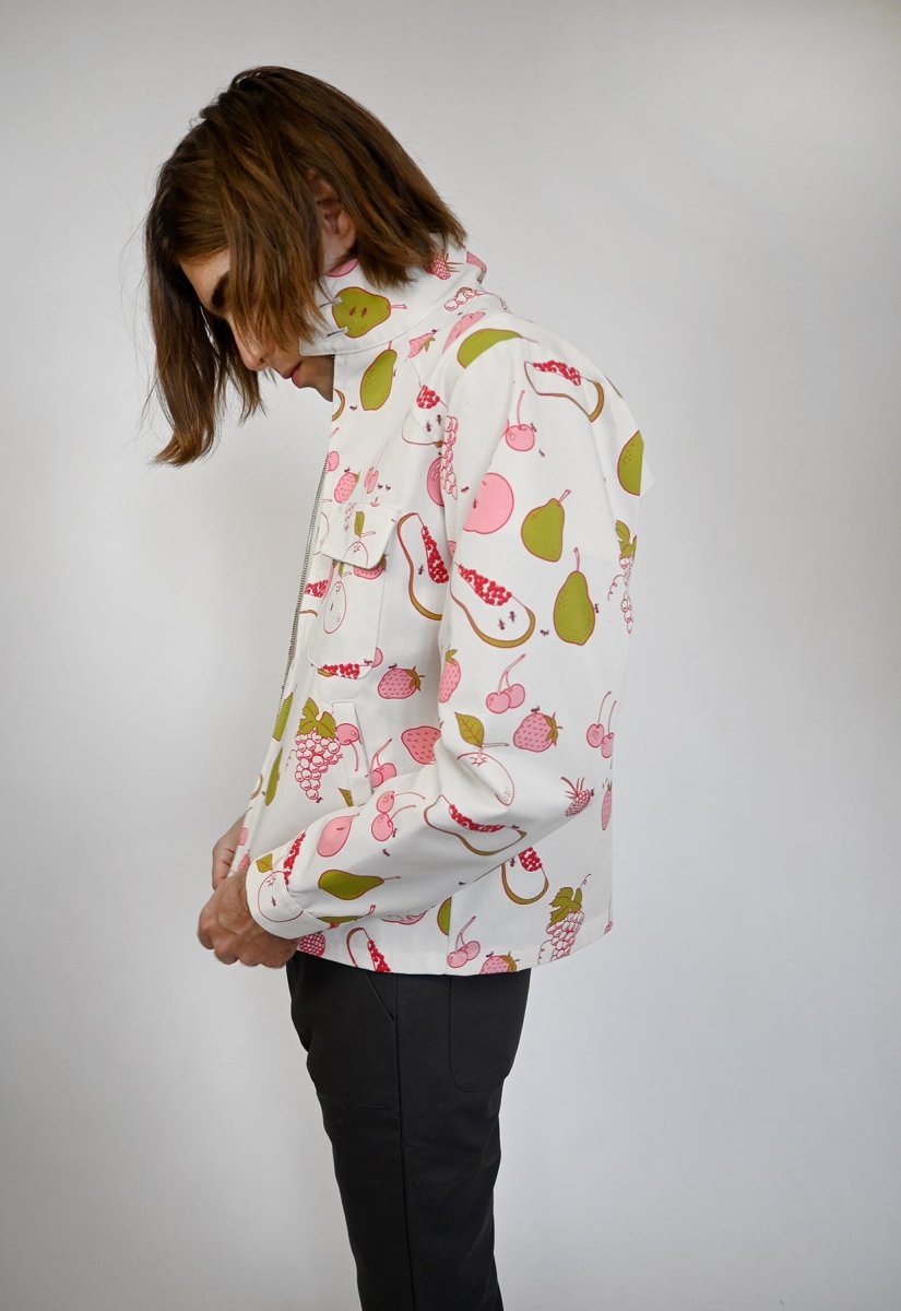 Jacke mit „All Over Fruit“-Print