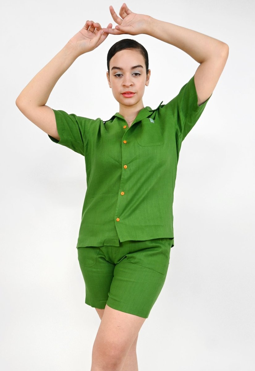 HO HOS HOLE IN THE WALL fruit suit short sleeved shirt and shorts "Plantain" and ant design Natali Koromoto
