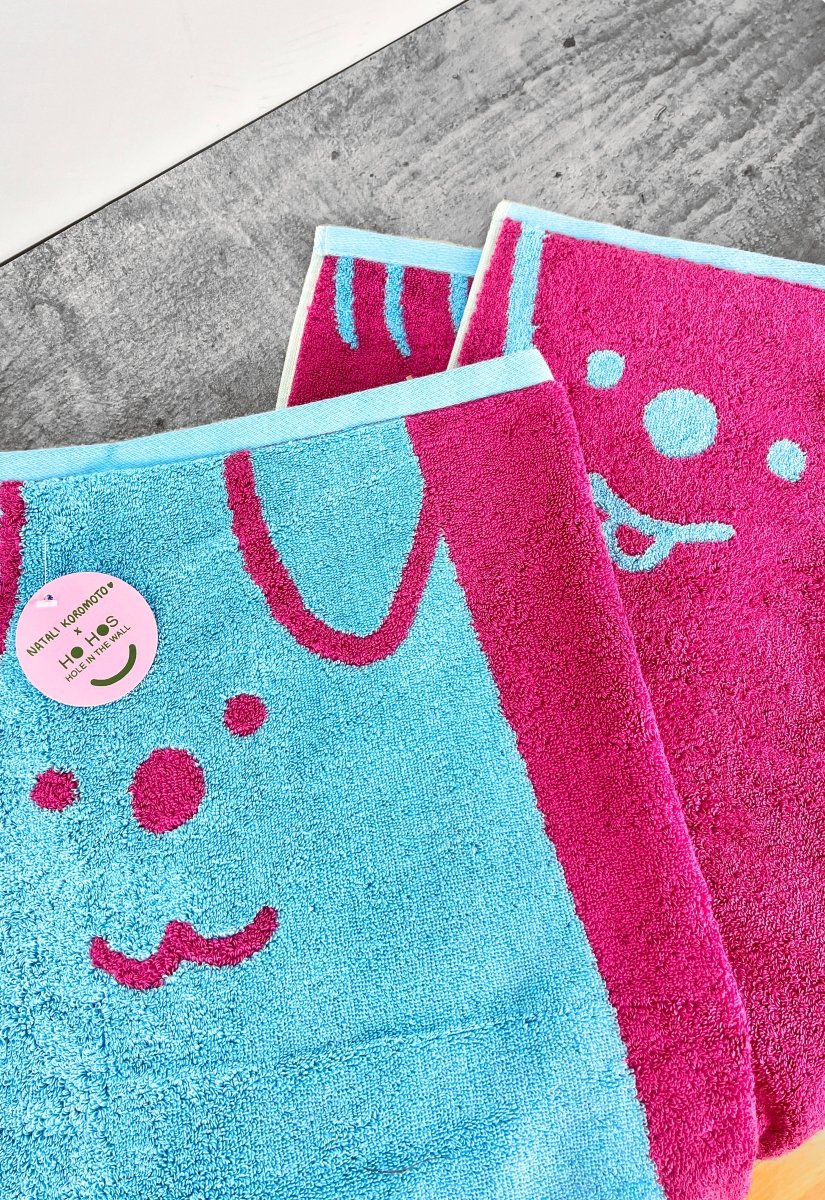 "WET DOGS" collection of terry cloth bath towels and bathmats. Natali Koromoto x Ho Hos Hole in The Wall -- Designed in Brooklyn, NY. Made in Portugal with BCI Cotton, Oeko-Tex Standard 100.